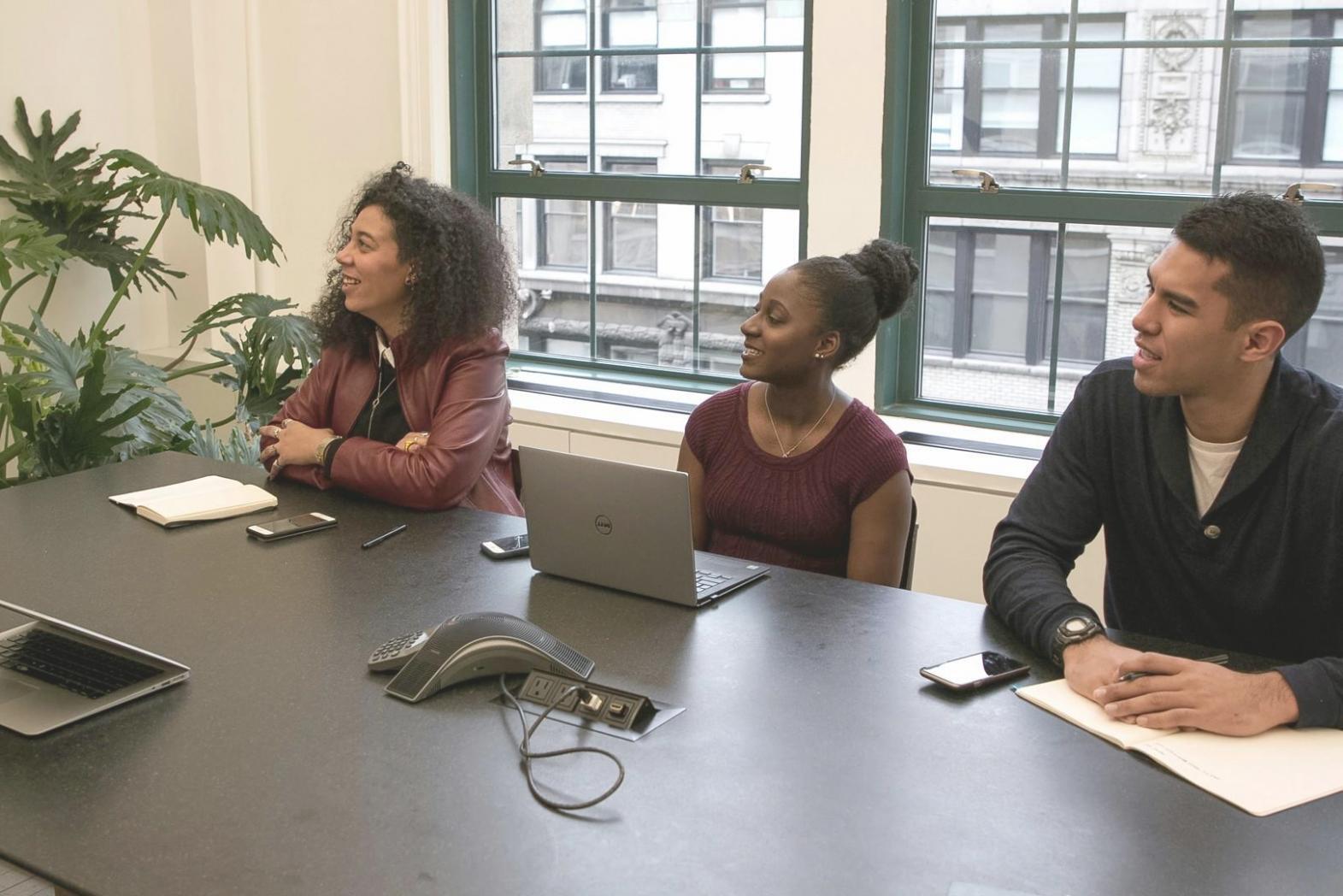 Espace de travail pour l'analyse financière avec écran et documents